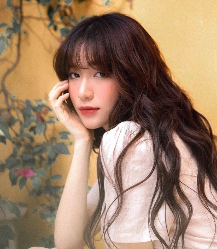 Hòa Minzy trong một buổi biểu diễn với phong thái tự tin