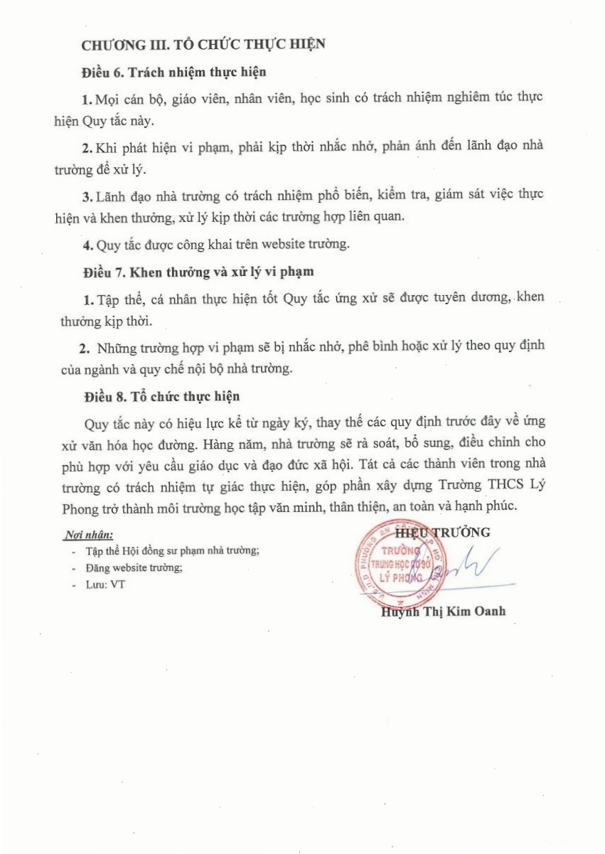 Học sinh chào hỏi thầy cô thể hiện sự tôn trọng