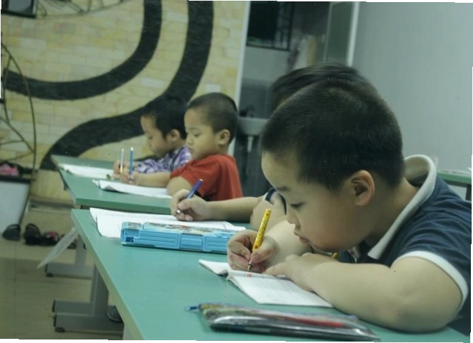 Học sinh làm bài tập về nhà