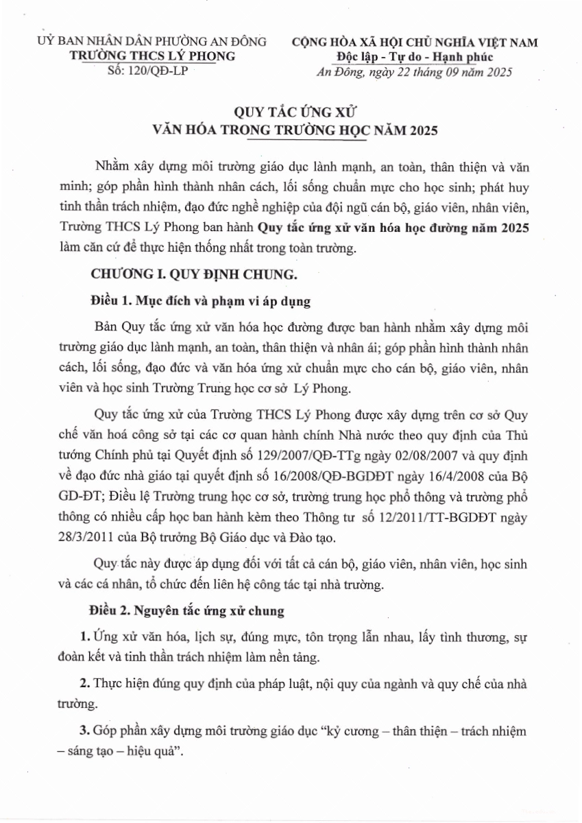Học sinh và giáo viên cùng nhau trao đổi