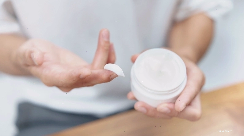 Kem dưỡng ẩm giúp cân bằng độ ẩm cho da dầu mụn