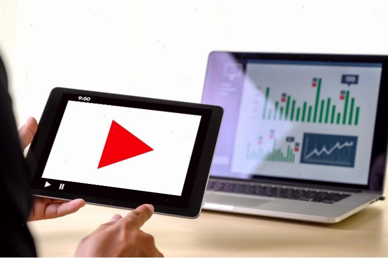 Lồng tiếng chuyên nghiệp giúp video review phim của bạn trở nên cuốn hút hơn trên YouTube