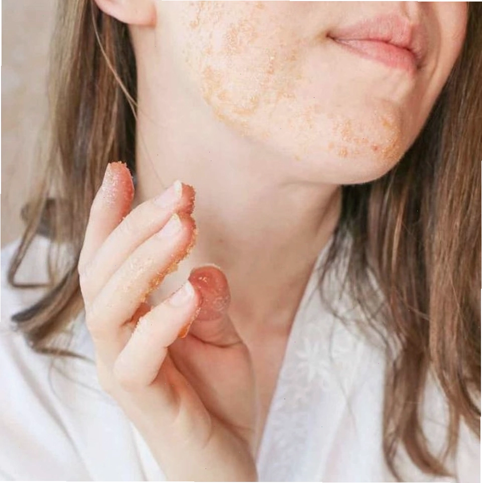 Lựa chọn sản phẩm tẩy tế bào chết dạng gel hoặc chứa hạt nhỏ dịu nhẹ cho da dầu mụn