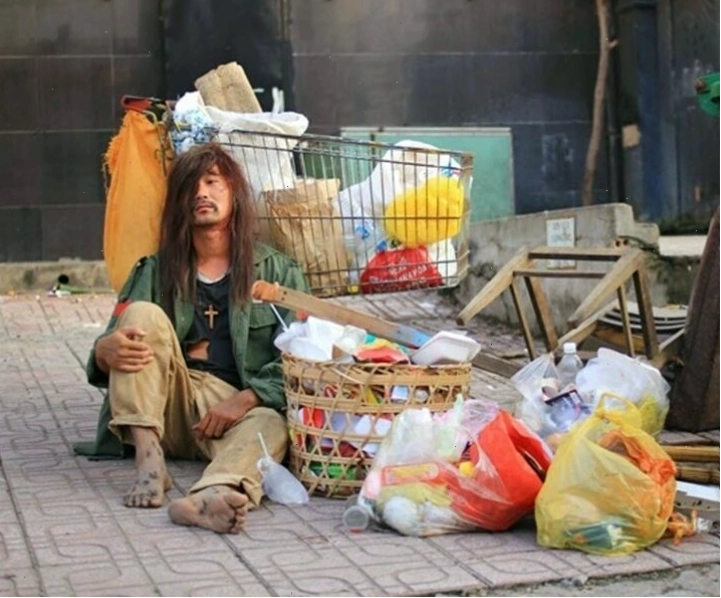 Meme ăn xin hài hước với đầy đủ đồ ăn thức uống