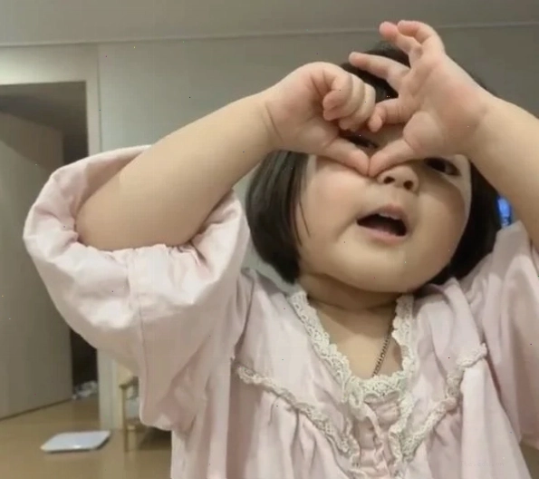 Meme trái tim dễ thương phiên bản cô gái