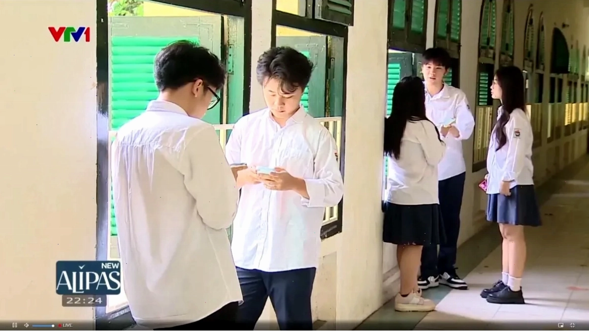 Một bạn trẻ ngồi khom lưng dùng điện thoại, biểu hiện của tác hại mạng xã hội với sức khỏe thể chất