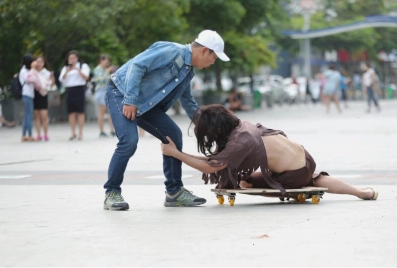 Một biến thể khác của meme ăn xin khi đang lướt ván