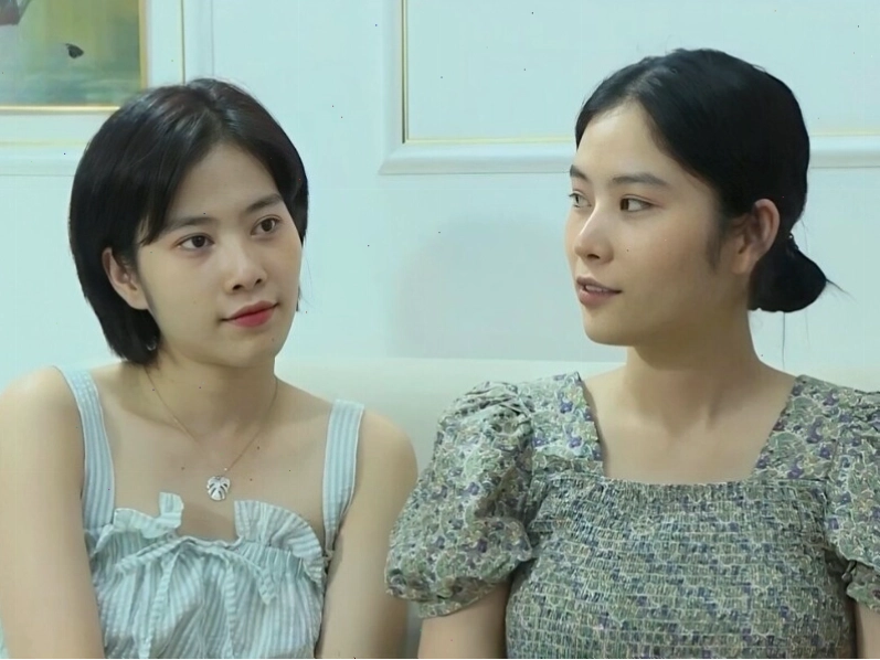 Nam Em và chị gái song sinh Nam Anh sở hữu ngoại hình xinh đẹp ấn tượng