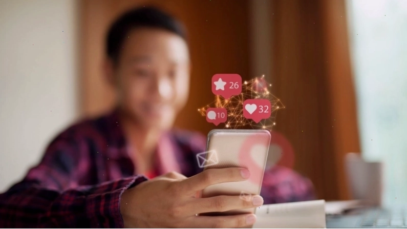Nhiều người dần xa cách các mối quan hệ ngoài đời thực để sống ảo trên mạng do nghiện internet