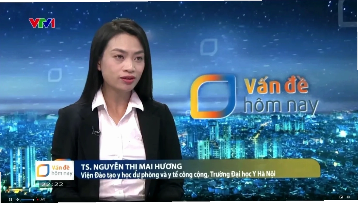 Nhóm bạn trẻ nhìn vào điện thoại thay vì tương tác với nhau, minh họa tác hại của mạng xã hội với kỹ năng giao tiếp