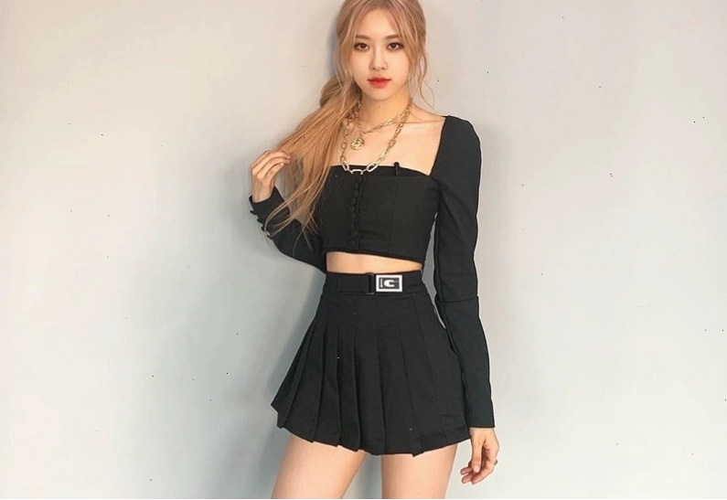 Nữ ca sĩ Rosé trong trang phục váy xếp ly
