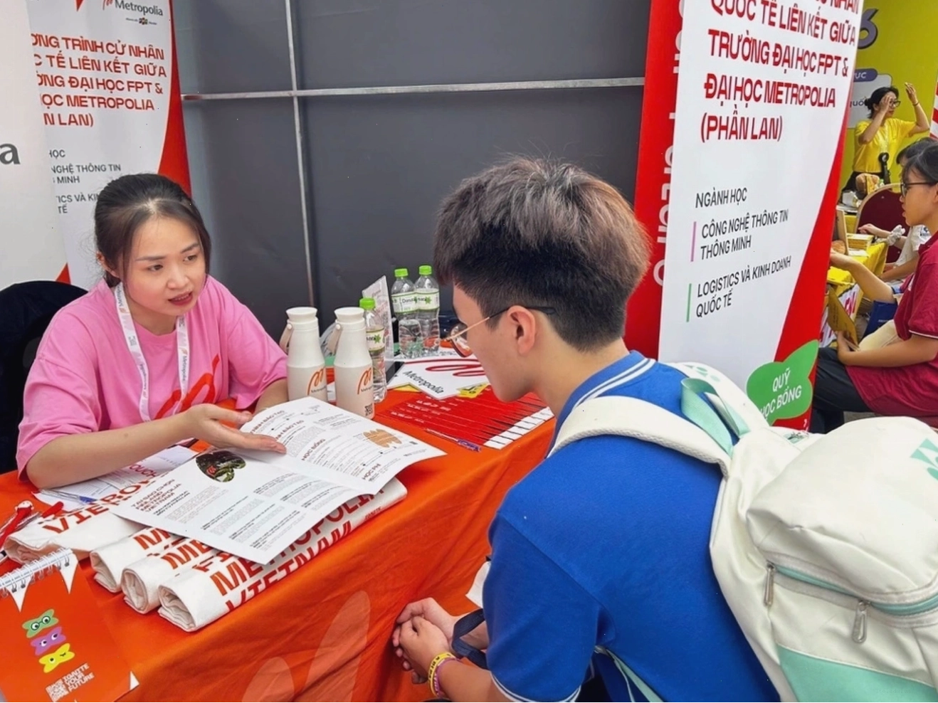 Nụ cười duyên dáng của cô gái khi đeo khẩu trang