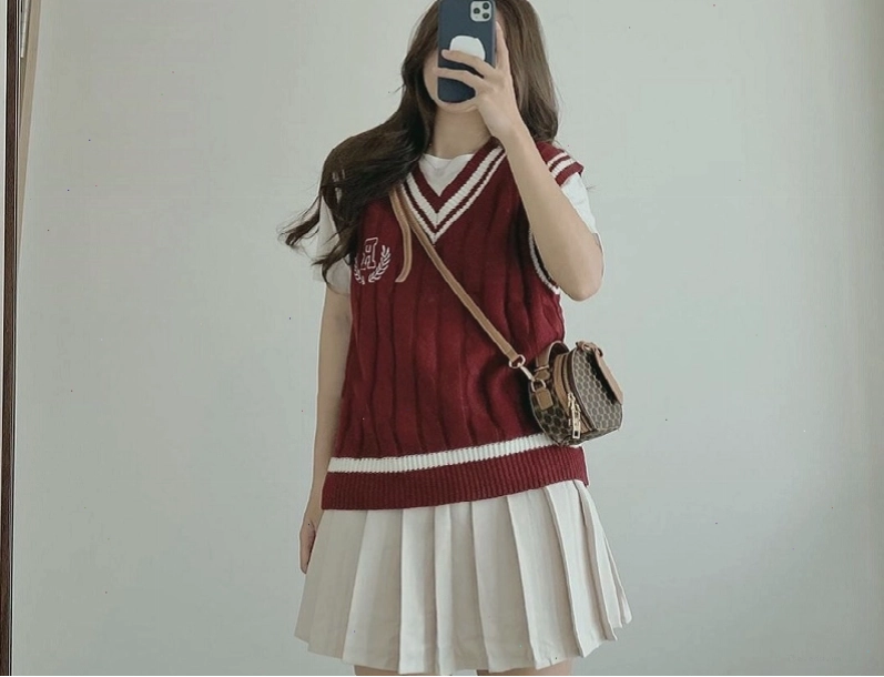 Nữ sinh diện váy xếp ly ngắn năng động