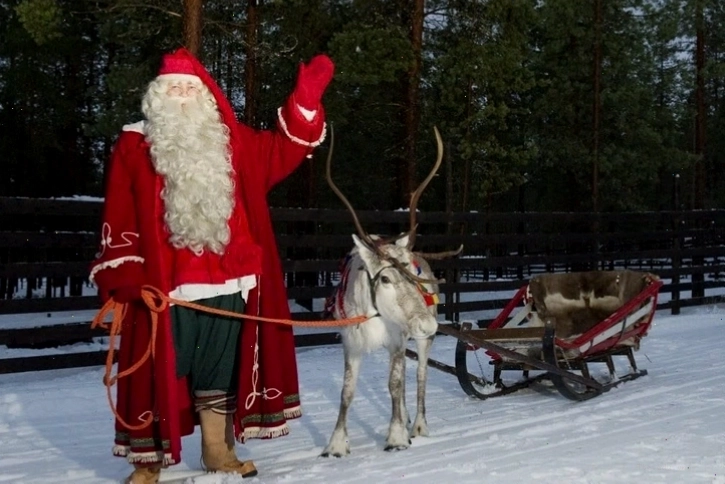 Ông già Noel phát quà cho trẻ em trong đêm Giáng Sinh