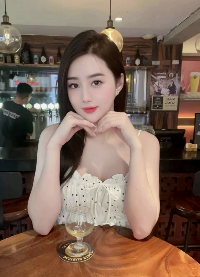 Phong cách biển đầy năng động của gái xinh Việt Nam diện bikini