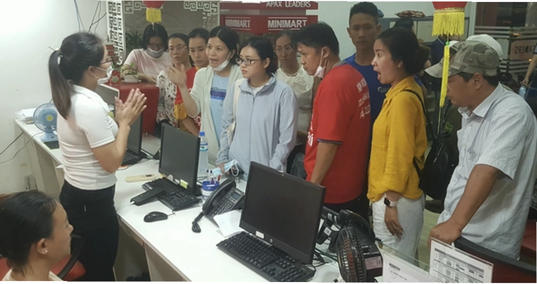 Phụ huynh đến đòi học phí tại Apax Leaders cơ sở Bình Thạnh