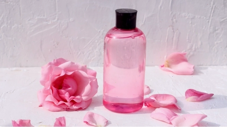 Quy trình chăm sóc da dầu mụn nhạy cảm với toner