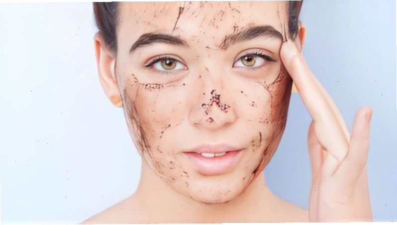 Quy trình skincare ban đêm cho da dầu mụn - Bước làm sạch sâu
