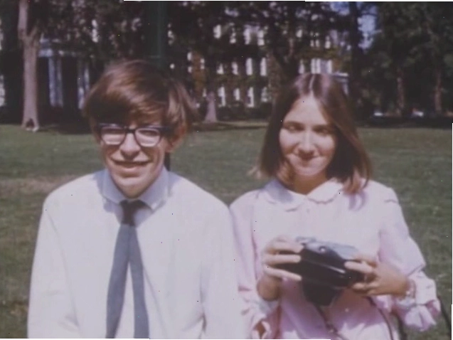 Stephen Hawking trên xe lăn, đang diễn thuyết