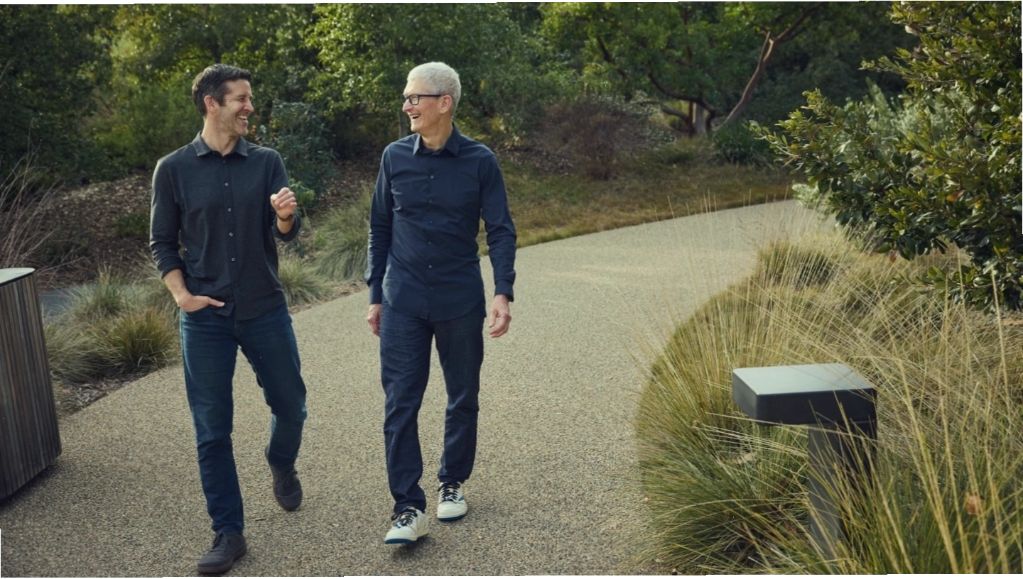 Tim Cook cùng đội ngũ kỹ sư Apple