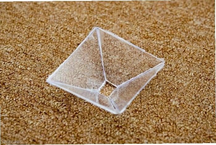 Trải nghiệm xem hiệu ứng hologram 3D từ kim tự tháp