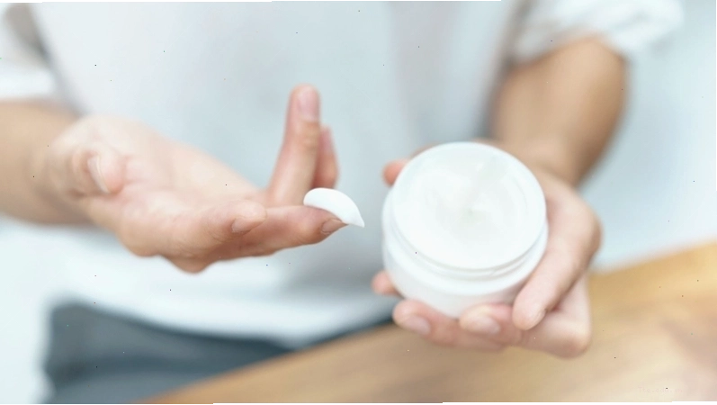 Việc sử dụng kem dưỡng ẩm phù hợp giúp duy trì cân bằng nước - dầu
