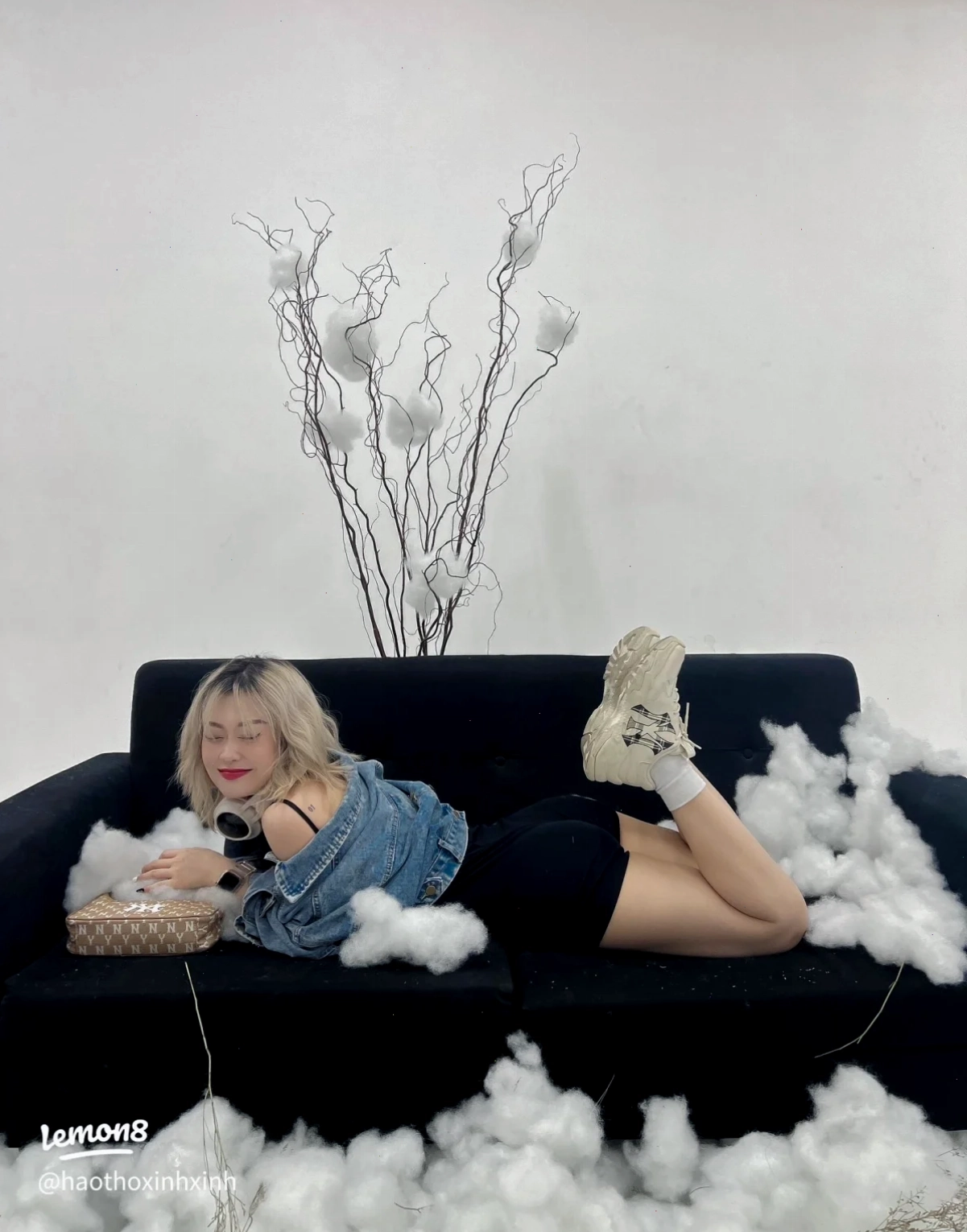 Sofa văng đôi bọc nhung sang trọng mô phỏng ảnh hot girl ngủ quên trên ghế sofa