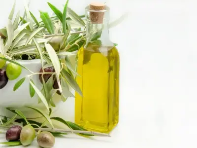 Làm đẹp bằng dầu ô liu hiệu quả tự nhiên cho da tóc móng
