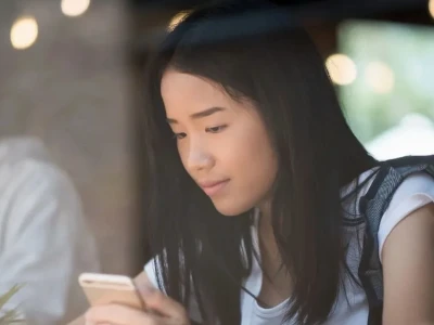 Tác hại khôn lường của điện thoại đối với học sinh và cách phòng tránh